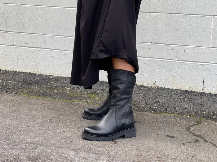 Women's boots, refined combat and biker style, quality leather boot in quality leather uppers. Full zipper with dome fastening. European, hand made in Portugal. Stylish and comfortable ankle boot. Midcalf black boot.