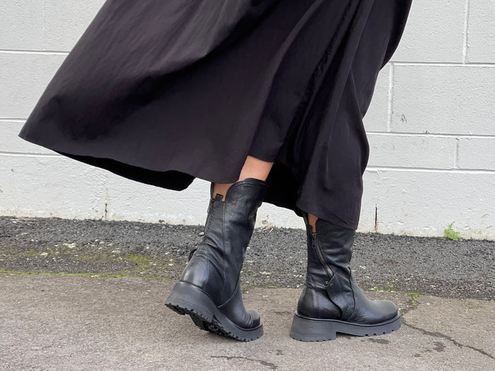 Women's boots, refined combat and biker style, quality leather boot in quality leather uppers. Full zipper with dome fastening. European, hand made in Portugal. Stylish and comfortable ankle boot. Midcalf black boot.