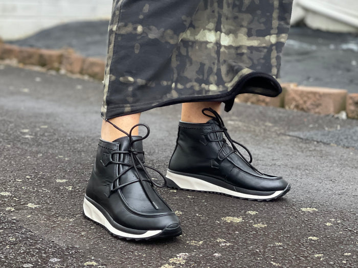 European Wallabee boots. Quality Spanish women's footwear in black leather. Ankle boots