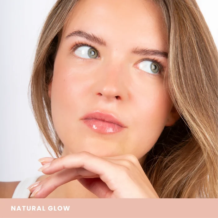 Lèvres brillantes à l'huile à lèvres bio Natural Glow, gros plan – Charlotte Bio