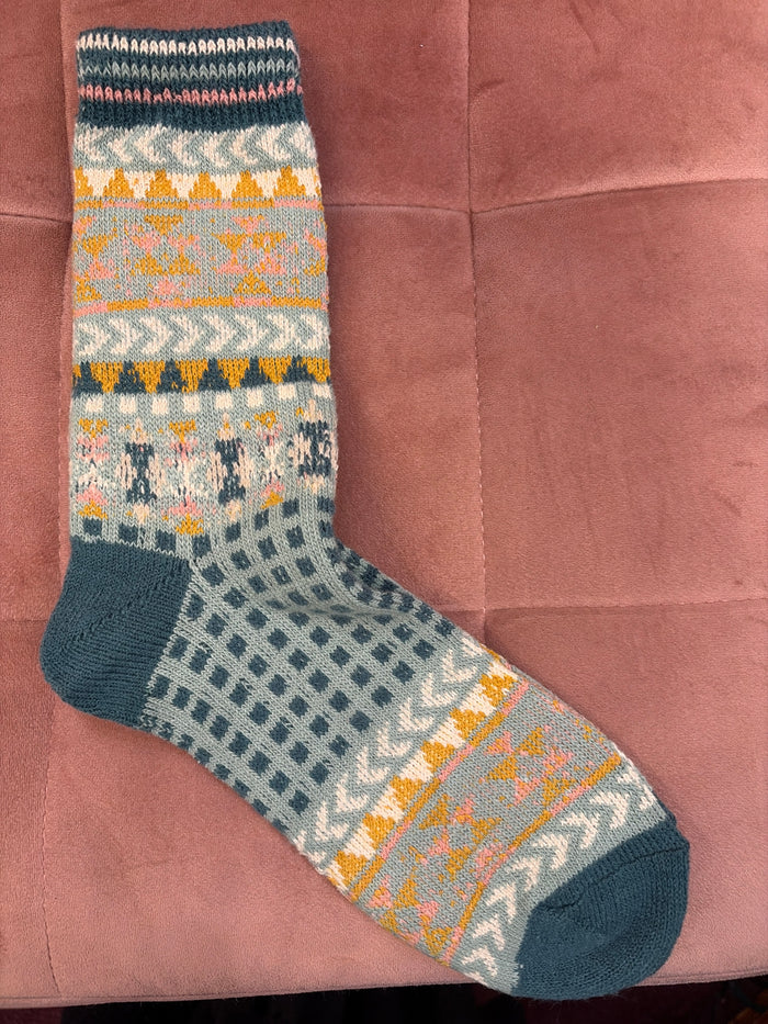 Mo : Vent Sage Argyle socks featuring a classic diamond pattern in green and gray knitted fabric.
